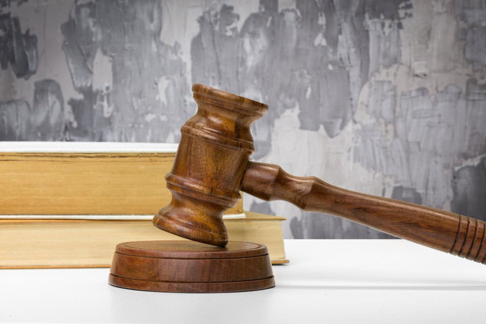 Marteau en bois et livres sur table en bois - Clause résolutoire dans un bail commercial : conditions de validité et mise en œuvre